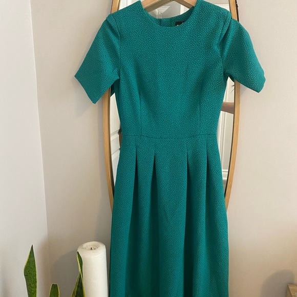 Green, a-line, slightly textured stretch fabric midi dress - Picture 3 of 3